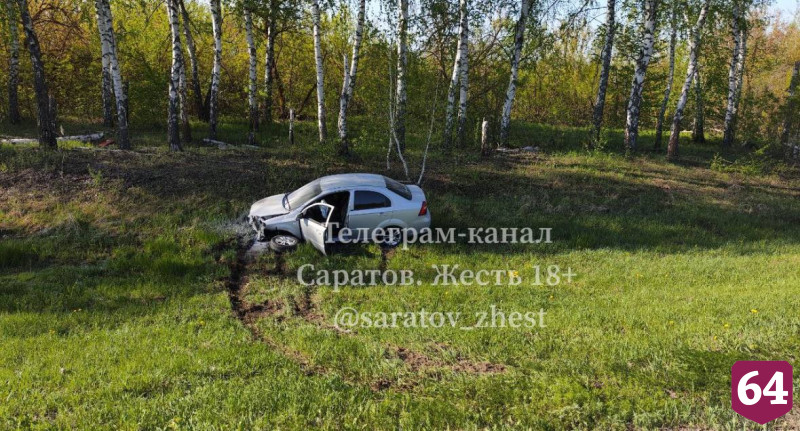 В Саратовской области иномарка слетела с трассы в кювет