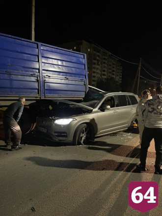 Во время тумана иномарка влетела под припаркованный грузовик