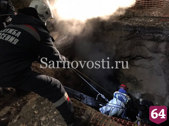 В центре Саратова пенсионерка упала в коммунальный котлован