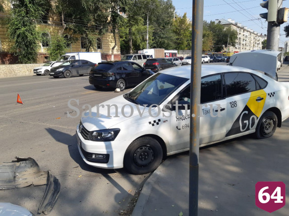 В Саратове такси после ДТП отбросило на тротуар