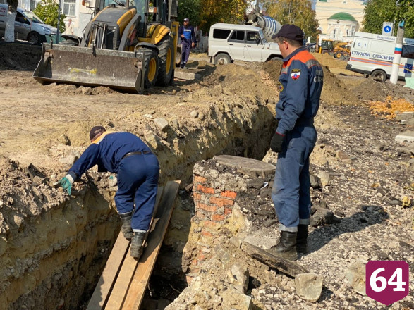 Под Саратовом упавшая в траншею собака обрычала спасателей