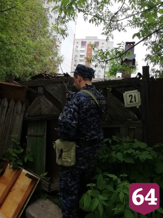 Росгвардейцы спасли на пожаре семью с ребенком и 4 собак