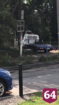 В Энгельсе пьяный мужчина подрался с эвакуатором