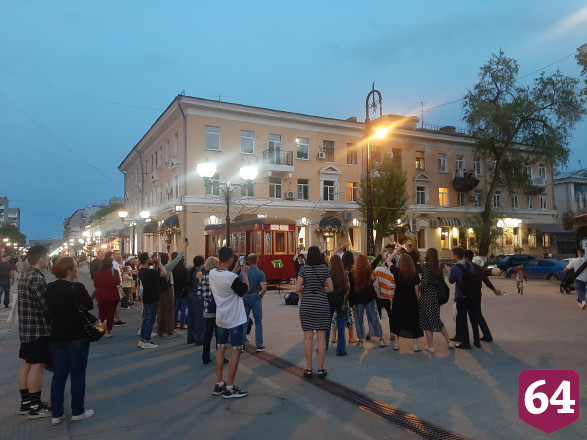 В центре Саратова прохожие танцевали под духовые инструменты