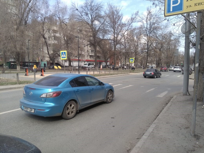 В центре Саратова иномарка задним ходом сбила пенсионера