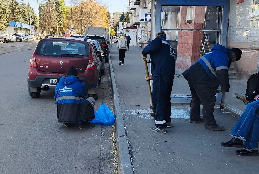 В Саратове вандалы разбили стекла остановки на улице Осипова 