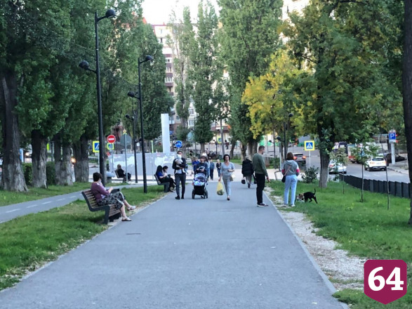 Жители Саратова вышли на вечернюю прогулку без масок