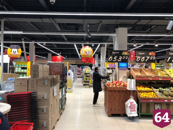 Жители Саратова стали ходить за продуктами в масках