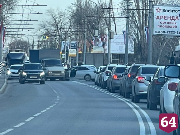 Перед мостом в Энгельсе из-за ДТП образовалась огромная пробка