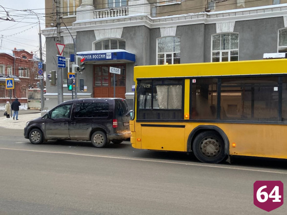 В центре Саратова автобус с пассажирами врезался в иномарку 