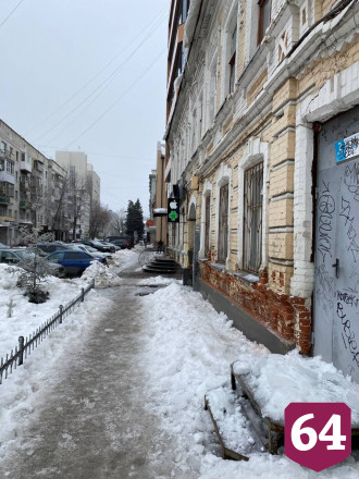 Саратовец рассказал об опасной крыше у медцентра