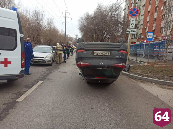 В Саратове после массового ДТП опрокинулась иномарка