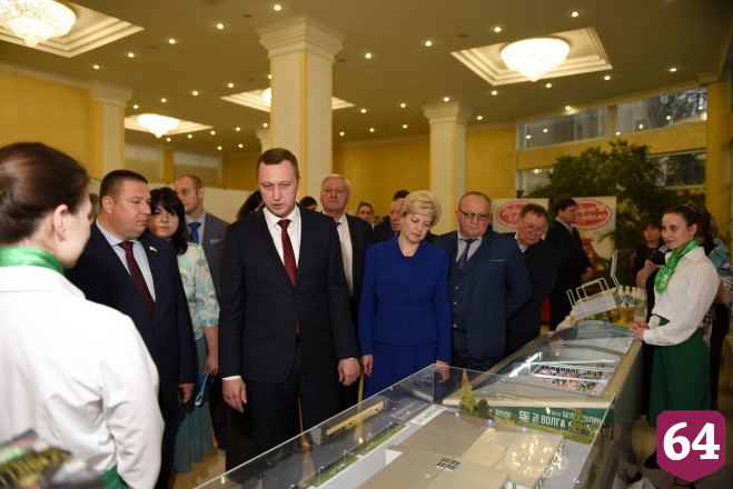Губернатор вручил кубок «Пищевик года» «Молочному комбинату Энгельсский»