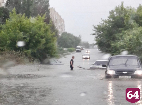 В Саратове после дождя затопило улицы, дворы и общественный транспорт
