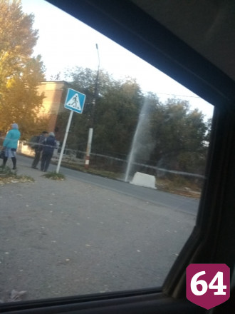 В Энгельсе коммунальный фонтан забил из-под нового асфальта