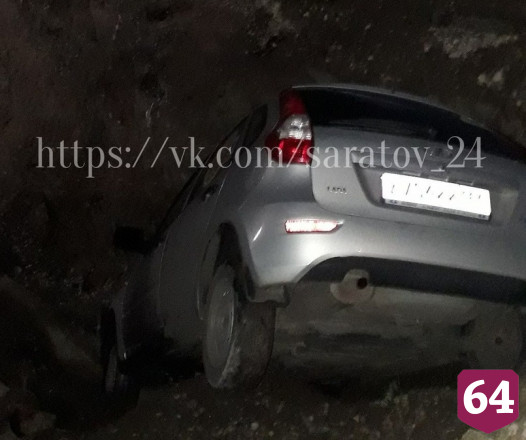 В Саратове ночью автомобиль такси попал в коммунальную траншею 