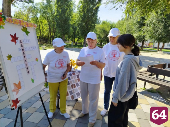 Саратовские пенсионеры провели уличную акцию с кроссвордами о долголетии
