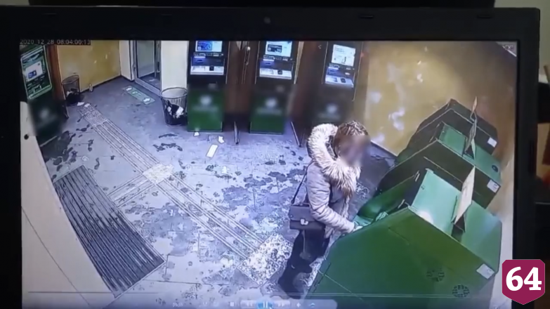 Женщина украла деньги из банкомата и попала на камеры