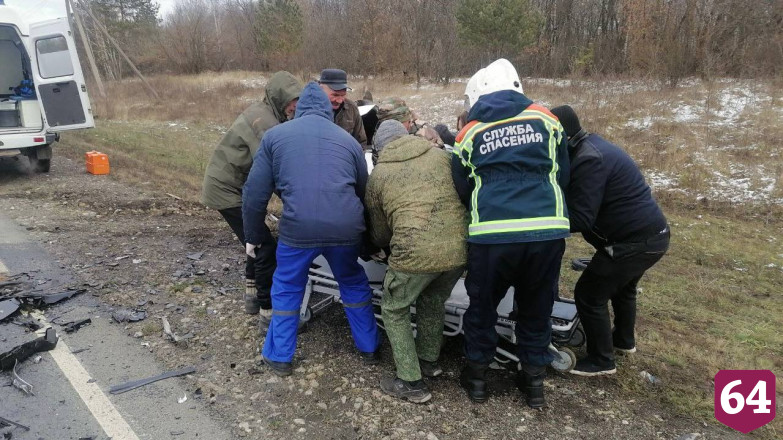 Спасатели деблокировали пострадавшего в ДТП под Саратовом