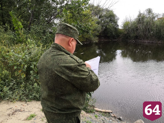 Под Саратовом мужчина пришел с подругой на пруд и утонул