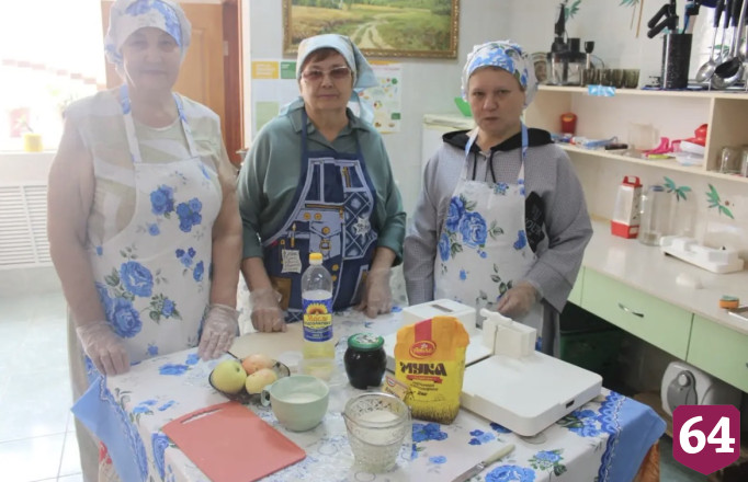 Саратовцев на мастер-классе научили готовить оладьи