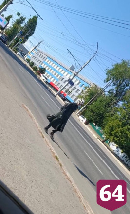 Саратовцев удивила «бедуинка» в плаще в аномальную жару