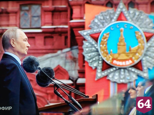 На трибуне с Владимиром Путиным находится Герой России из Саратовской области Людмила Болилая