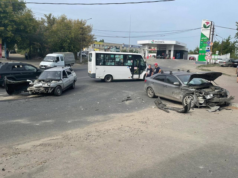 Водитель «Лады» попал в больницу после ДТП у автозаправки