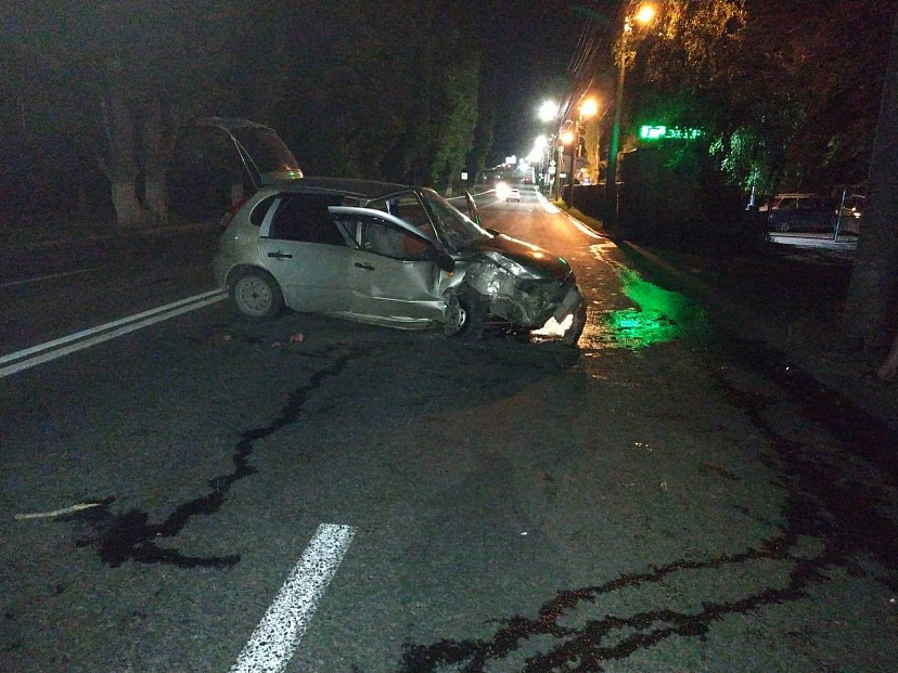 Две пассажирки легковушки пострадали в ДТП со столбом