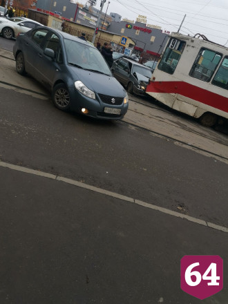В Саратове автомобиль протаранил трамвай