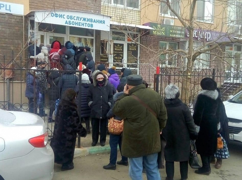 Саратовцев возмутили очереди на улице в расчетные центры 