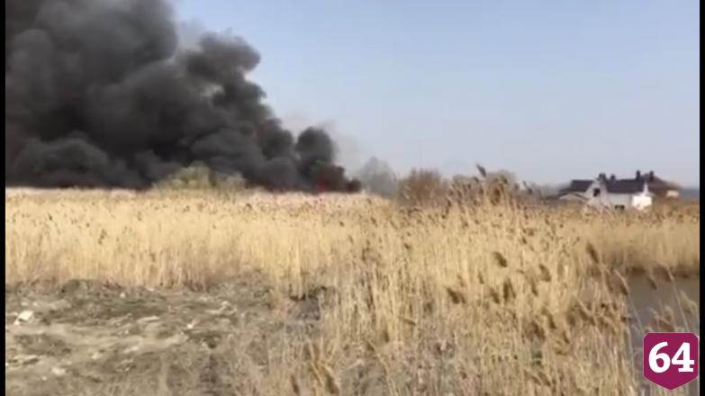 Пожарные отбивают от огня дома у реки Гуселки