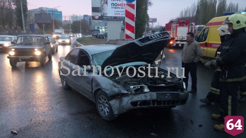 В Саратове водителя иномарки увезли в больницу после ДТП с грузовиком