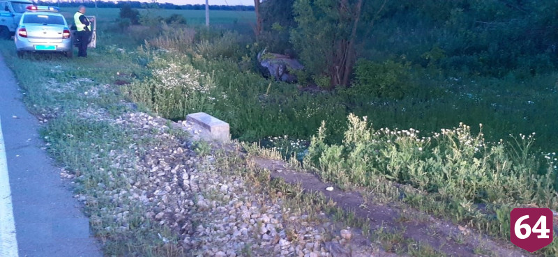Молодой водитель опрокинул «Приору» в кусты