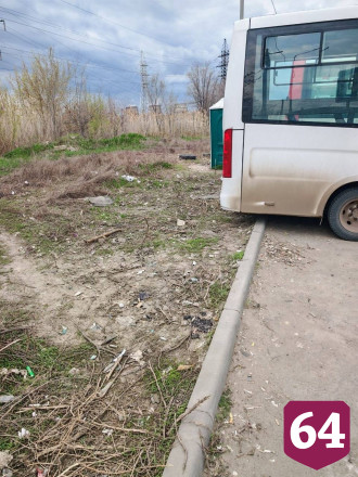 Саратовцы попросили убрать мусор на остановке 