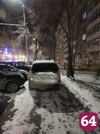 Жителей Саратова возмутил автохам на тротуаре
