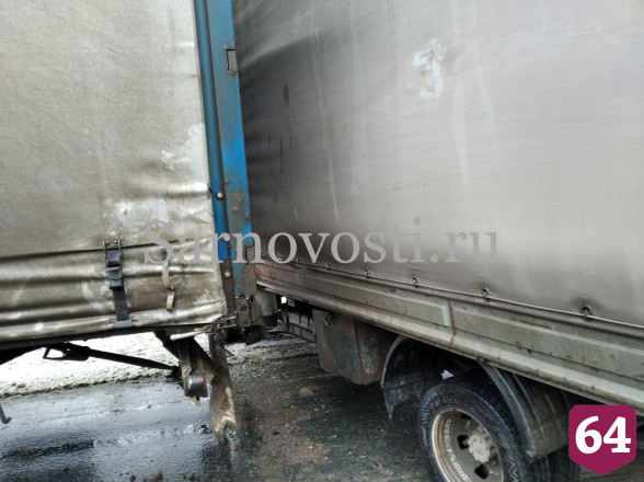 Под Саратовом произошло массовое ДТП с грузовиками