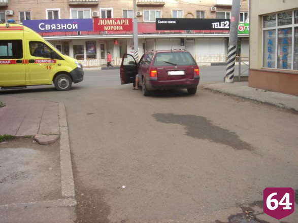 В Энгельсе водитель иномарки покалечил женщину