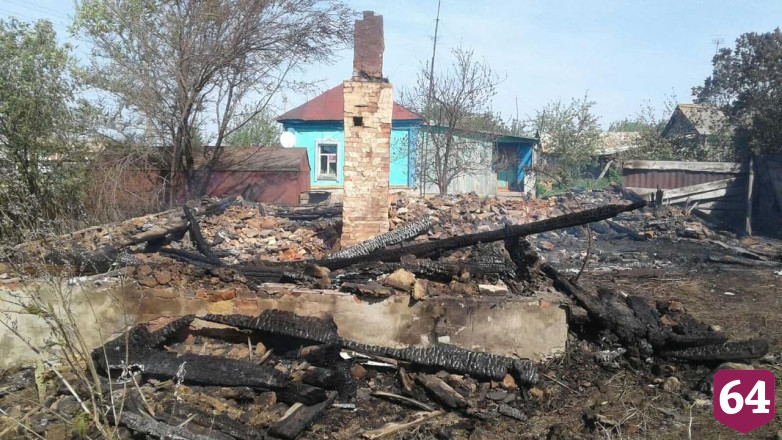 Неизвестный спалил дом на улице Центральной
