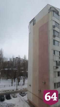 Под Саратовом с десятиэтажки на автомобиль рухнула часть стены