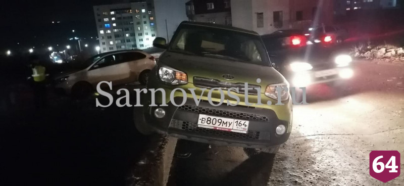 В Саратове водитель заехала на бордюр и опрокинула иномарку