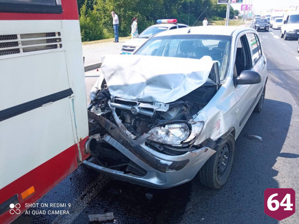 В Саратове водитель иномарки попал в больницу после ДТП с автобусом