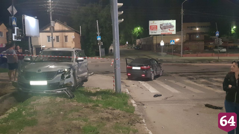В центре Саратова кроссовер после ДТП выбросило на тротуар