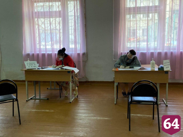 Сотрудники УИК в Саратове помогают голосующим соблюдать социальную дистанцию 