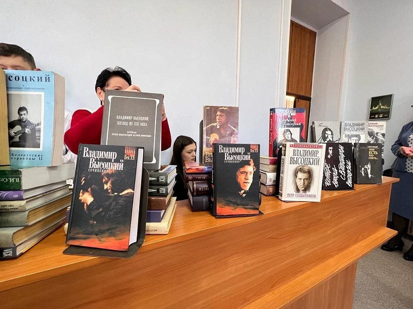 В библиотеку Энгельса передали книги из семьи Высоцких