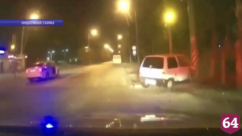 Под Саратовом пьяный водитель «Оки» уходил от погони и протаранил столб