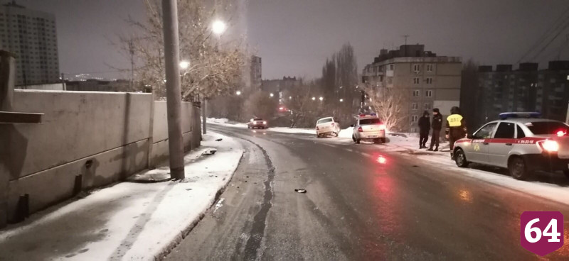 Водитель «Гранты» протаранил столб у автомойки