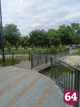 Саратовцы через забор пробираются в городской сквер