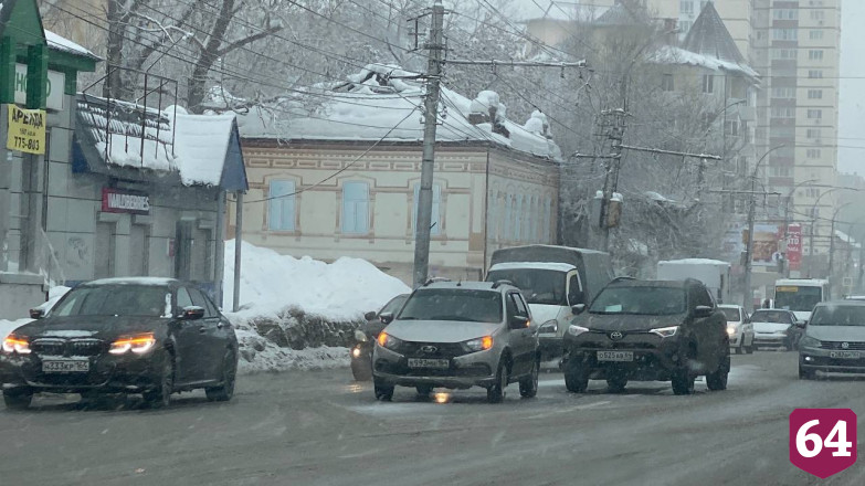 Авария парализовала движение в Саратове
