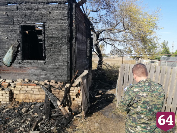На веранде дома после пожара нашли обгоревшее тело мужчины 